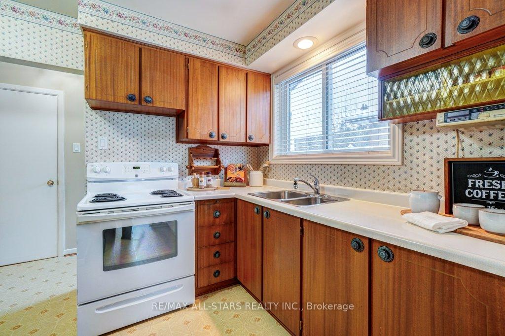 Photo 12 of 214 Bowman Avenue, Whitby, Blue Grass Meadows — HOMEH