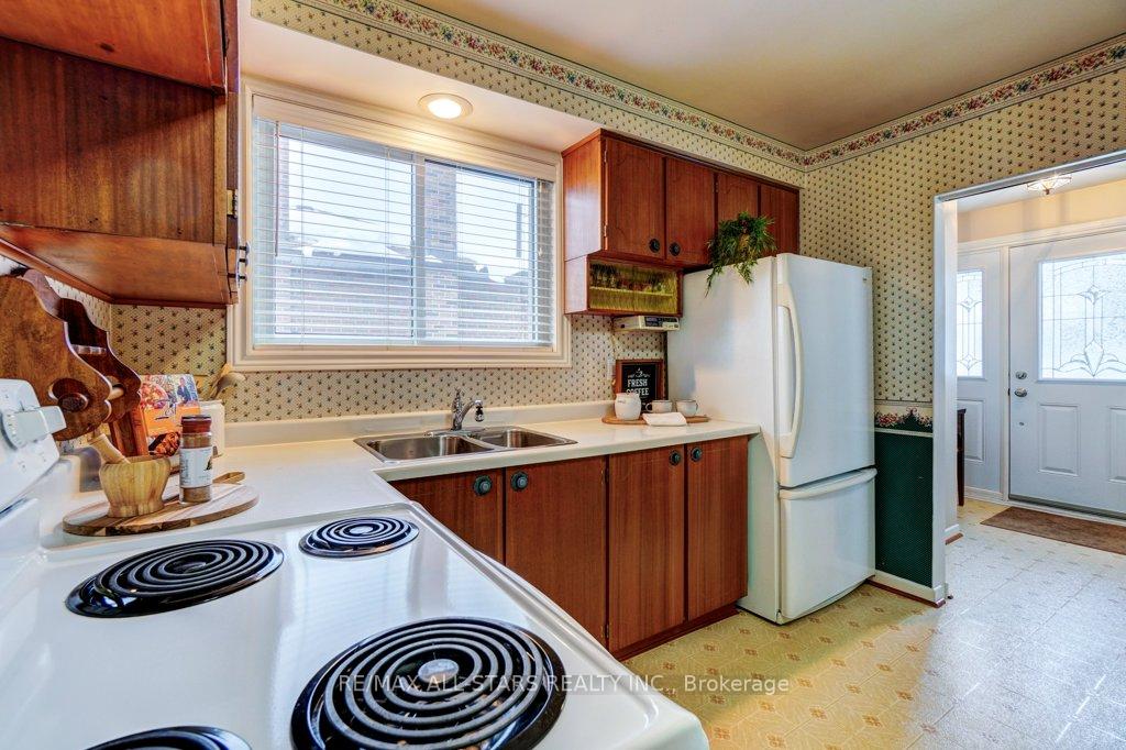 Photo 13 of 214 Bowman Avenue, Whitby, Blue Grass Meadows — HOMEH