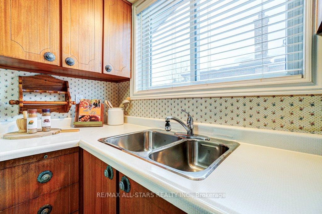 Photo 14 of 214 Bowman Avenue, Whitby, Blue Grass Meadows — HOMEH