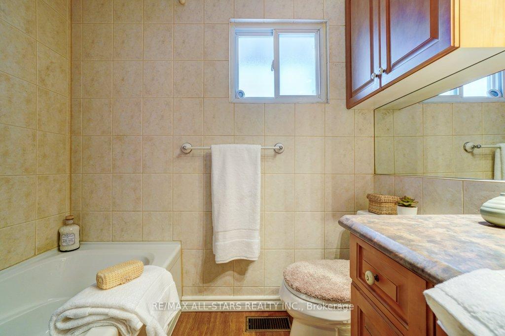 Photo 24 of 214 Bowman Avenue, Whitby, Blue Grass Meadows — HOMEH