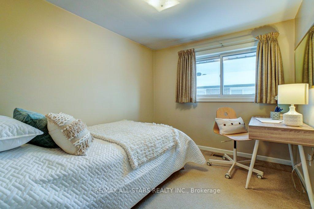 Photo 26 of 214 Bowman Avenue, Whitby, Blue Grass Meadows — HOMEH