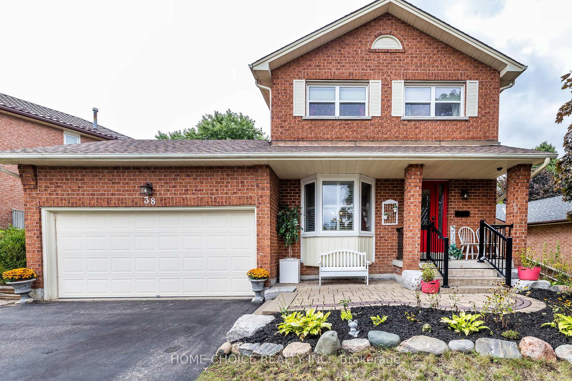 Photo 2 of 38 Canadian Oaks Drive, Whitby, Blue Grass Meadows — HOMEH