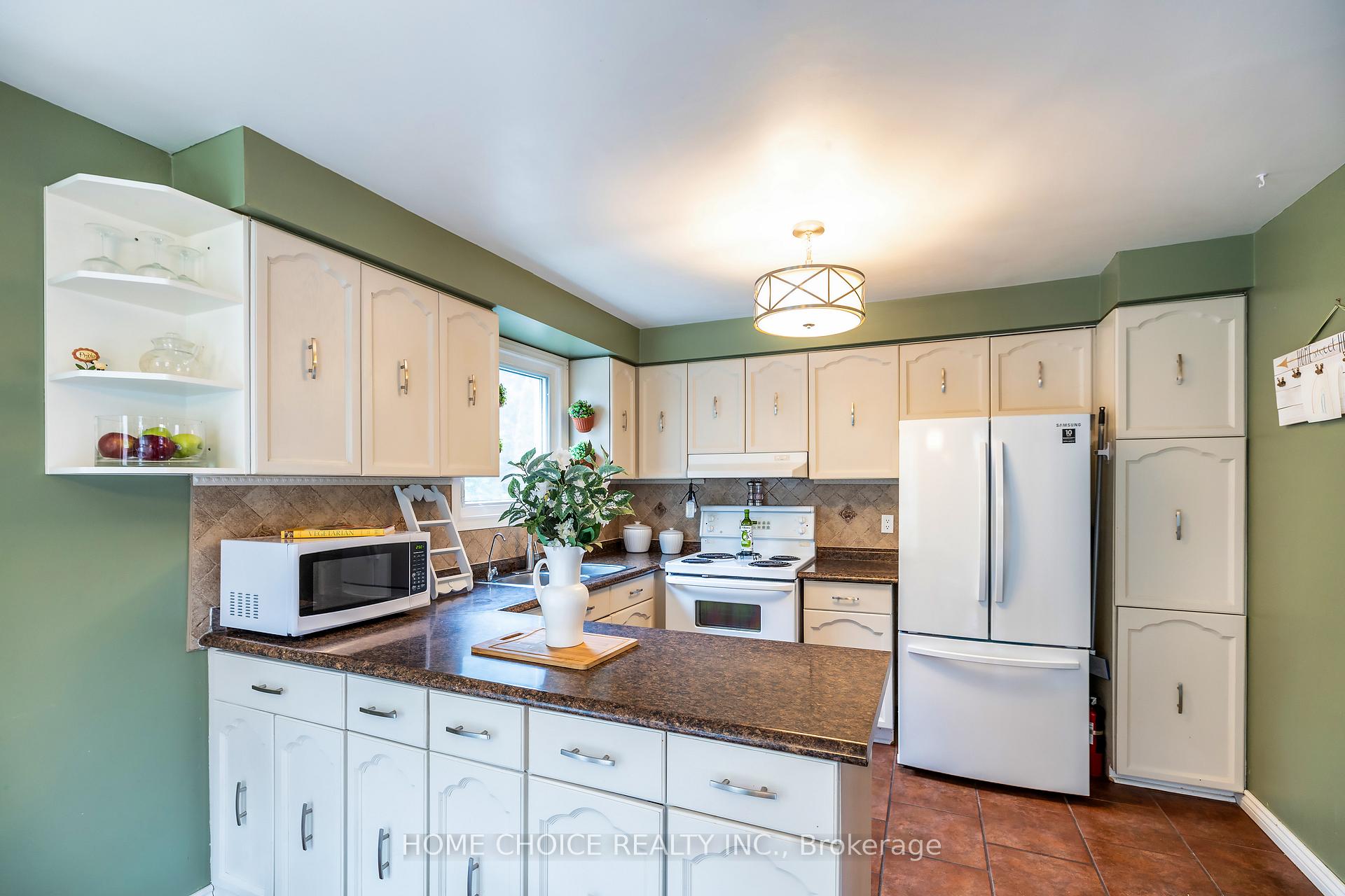 Photo 5 of 38 Canadian Oaks Drive, Whitby, Blue Grass Meadows — HOMEH