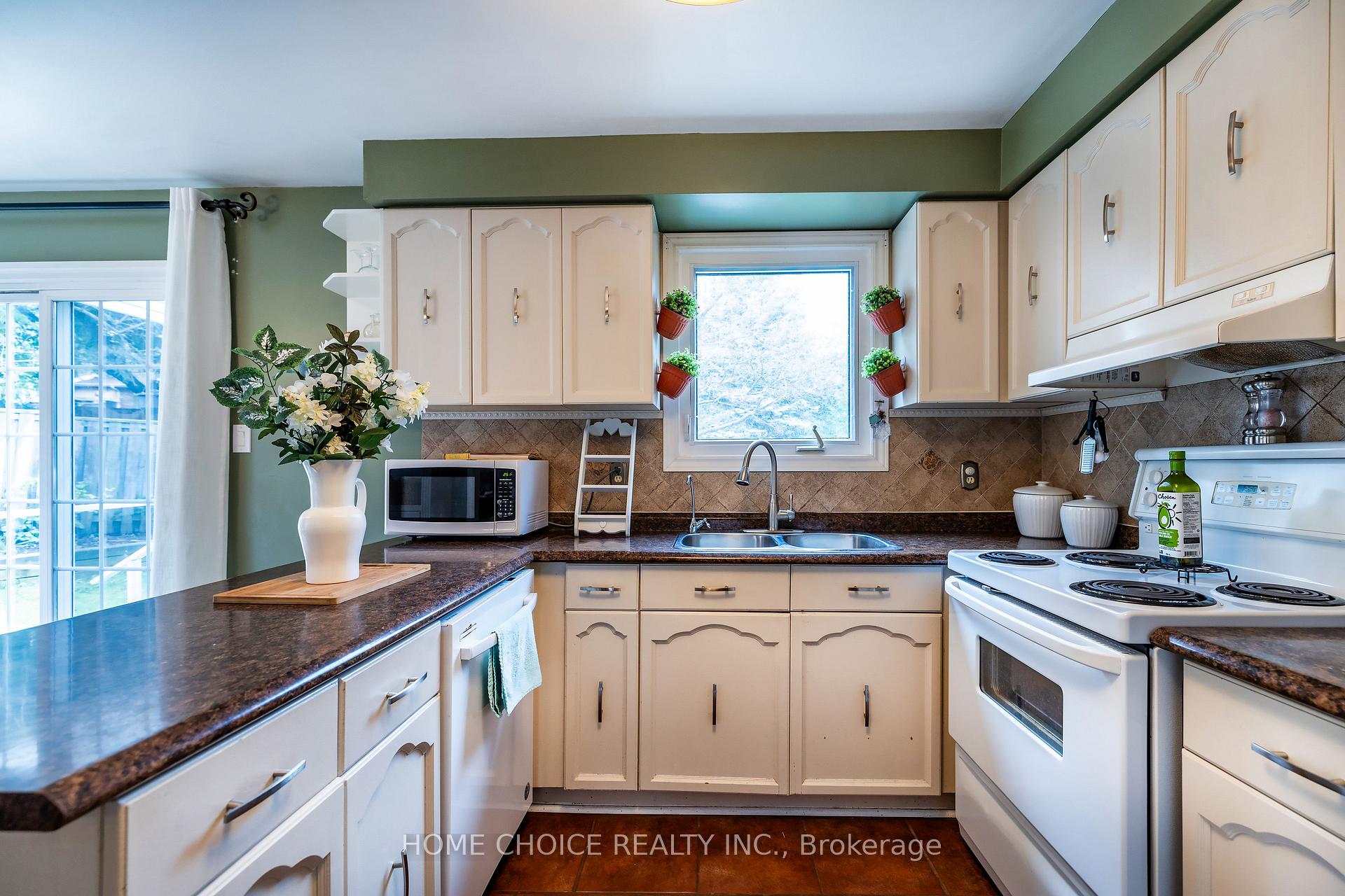 Photo 7 of 38 Canadian Oaks Drive, Whitby, Blue Grass Meadows — HOMEH