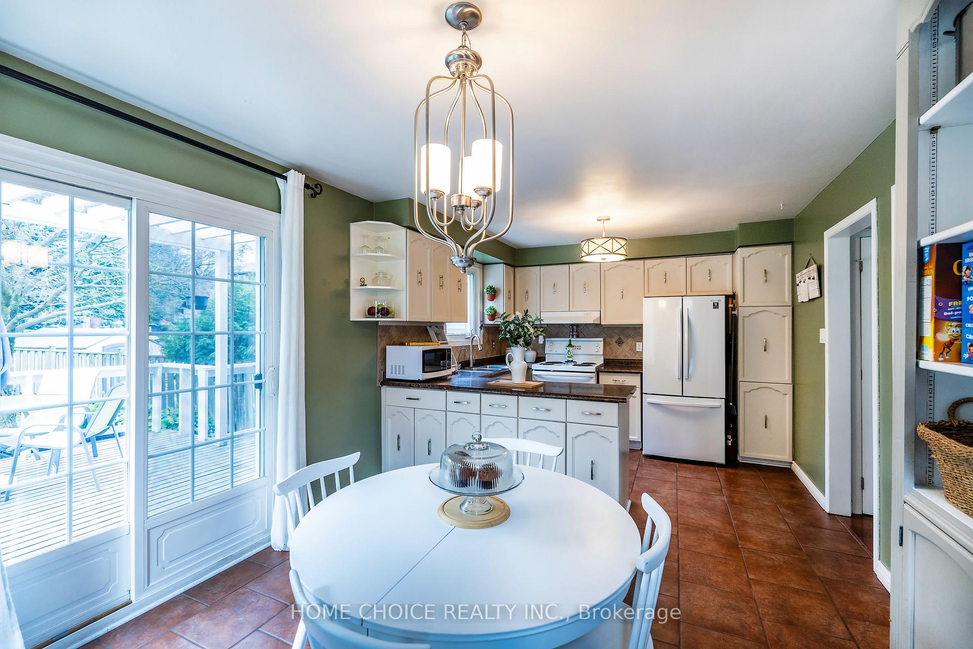 Photo 10 of 38 Canadian Oaks Drive, Whitby, Blue Grass Meadows — HOMEH