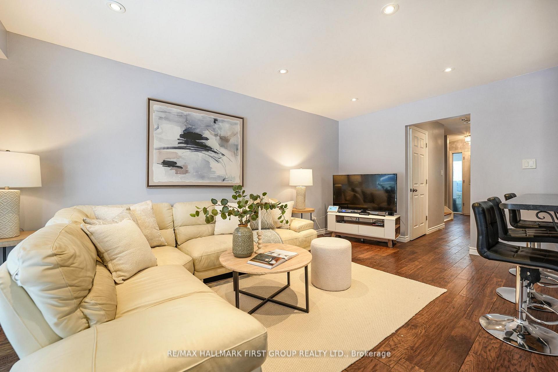 Photo 2 of 566 Berwick Crescent, Oshawa, McLaughlin — HOMEH