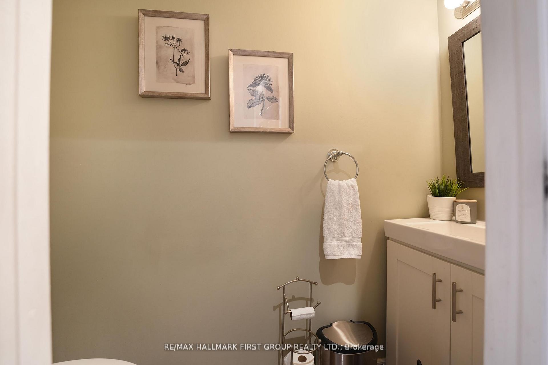 Photo 3 of 566 Berwick Crescent, Oshawa, McLaughlin — HOMEH