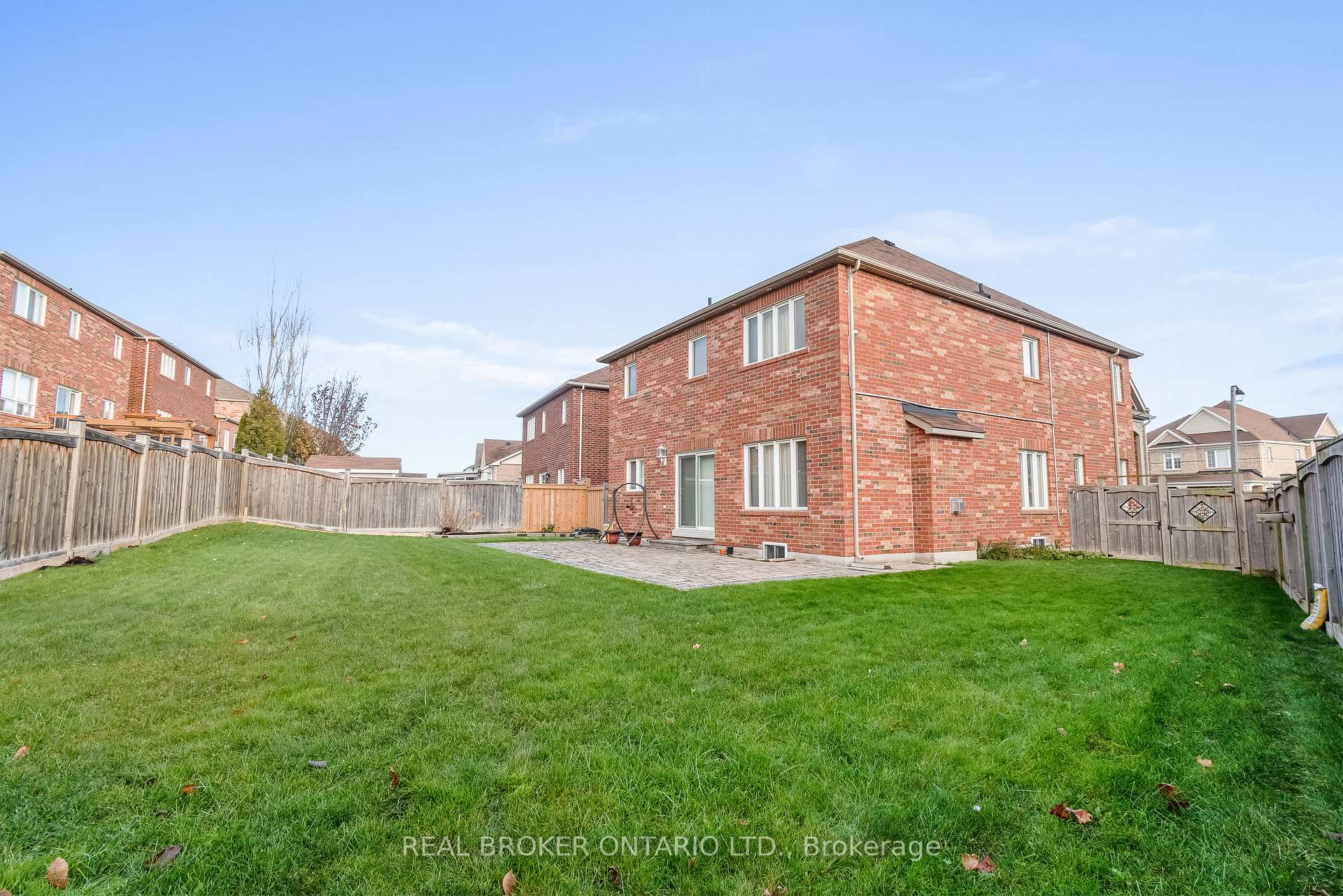 Photo 3 of 1318 Harlstone Crescent, Oshawa, Taunton — HOMEH