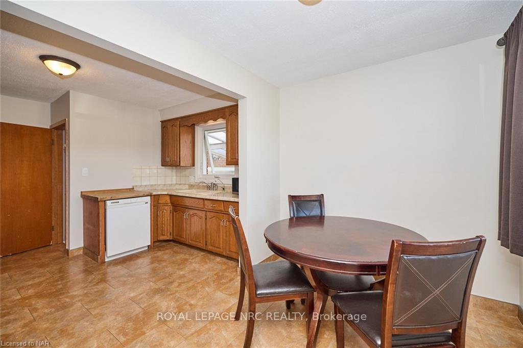 Photo 5 of 127 Windsor Street, Welland, Broadway — HOMEH