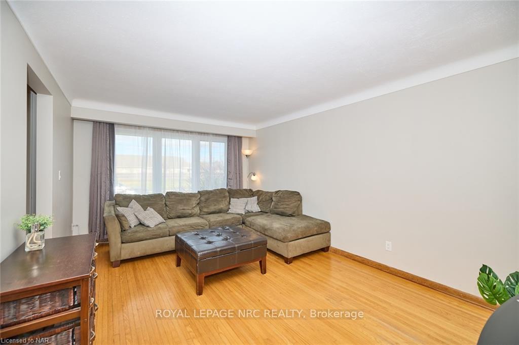 Photo 10 of 127 Windsor Street, Welland, Broadway — HOMEH