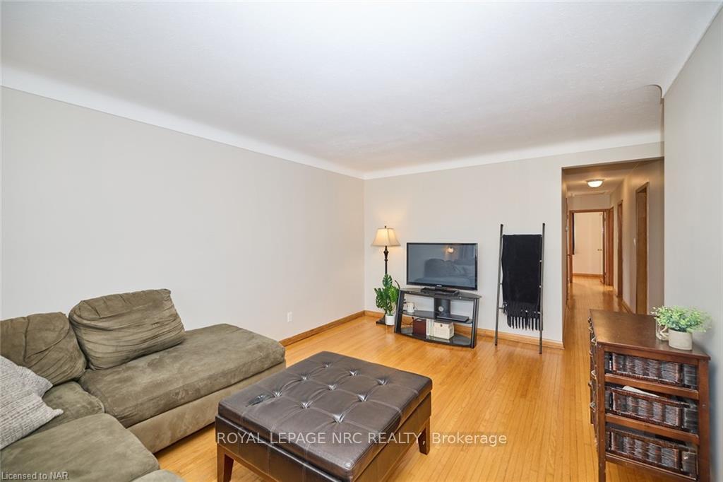 Photo 12 of 127 Windsor Street, Welland, Broadway — HOMEH