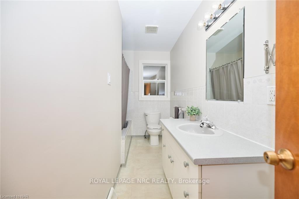 Photo 15 of 127 Windsor Street, Welland, Broadway — HOMEH