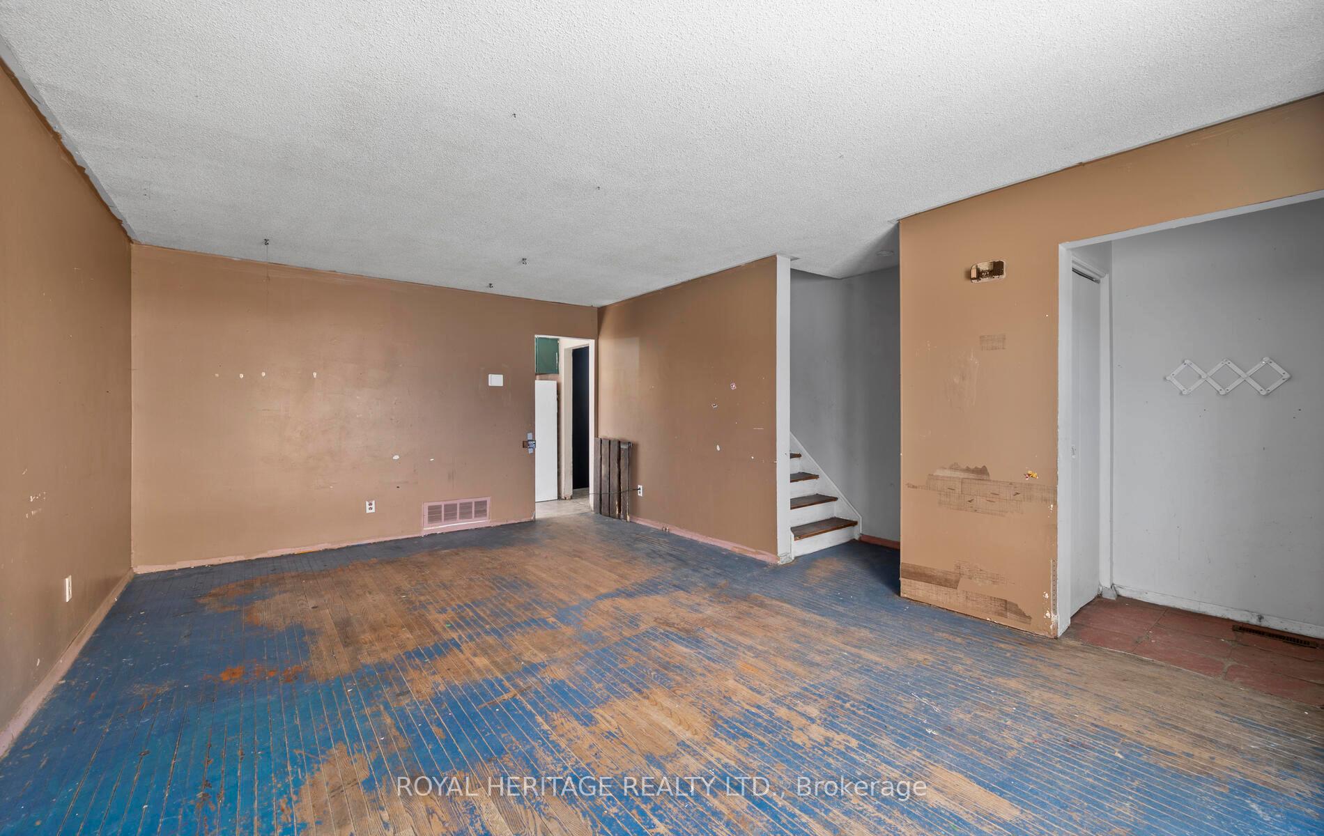 Photo 3 of 402 Harcourt Drive, Oshawa, Donevan — HOMEH