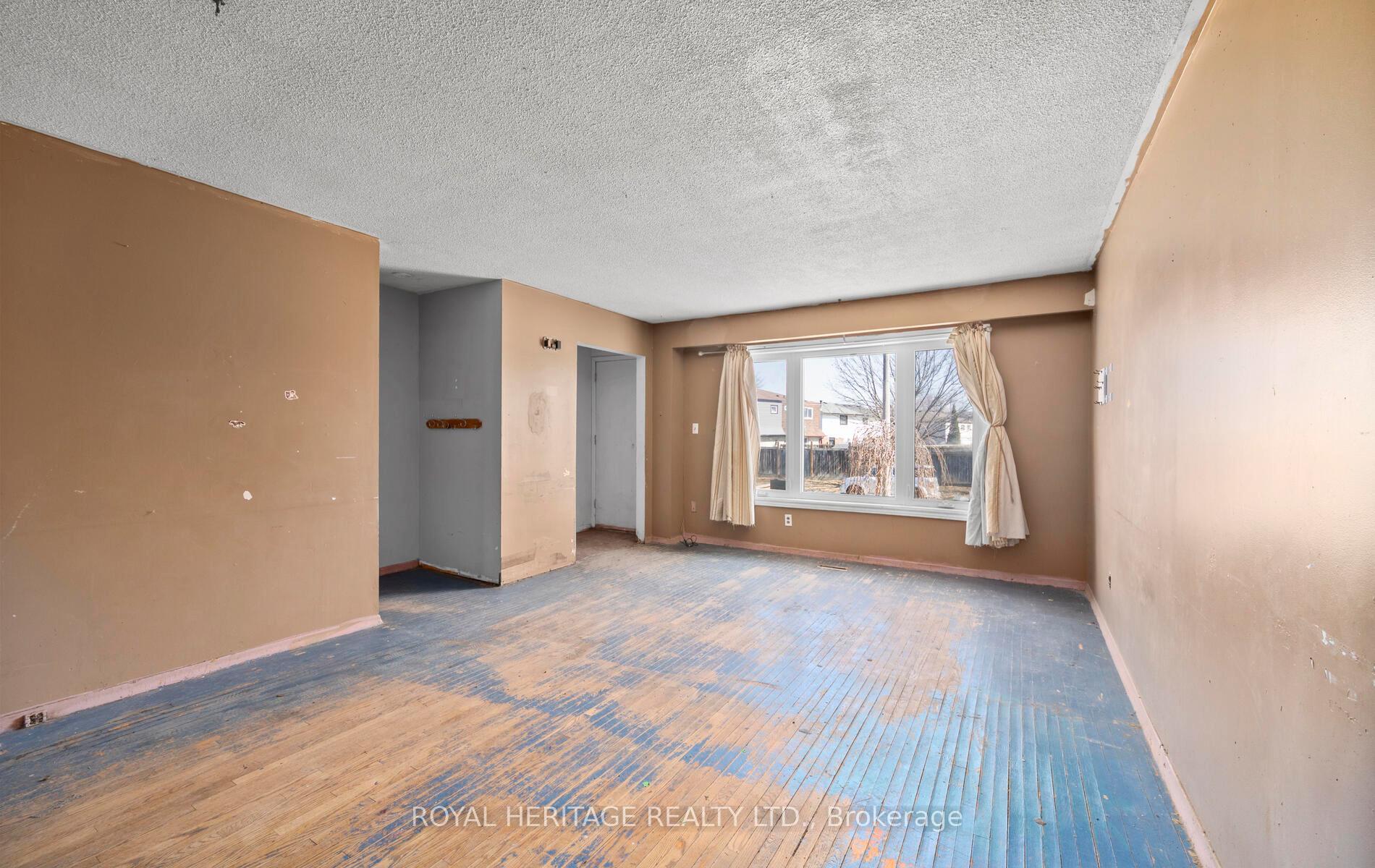 Photo 4 of 402 Harcourt Drive, Oshawa, Donevan — HOMEH