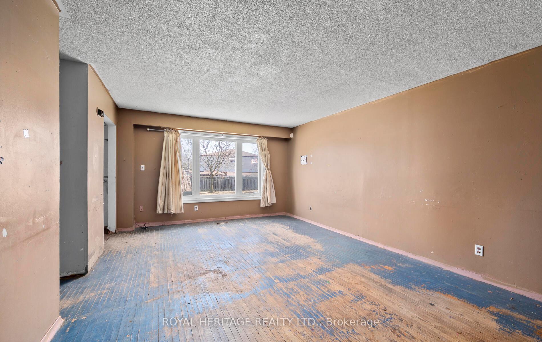 Photo 5 of 402 Harcourt Drive, Oshawa, Donevan — HOMEH