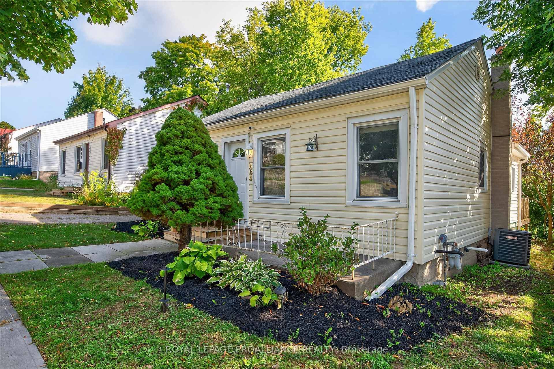 Photo 2 of 664 Gilchrist Street, Peterborough, Northcrest Ward 5 — HOMEH