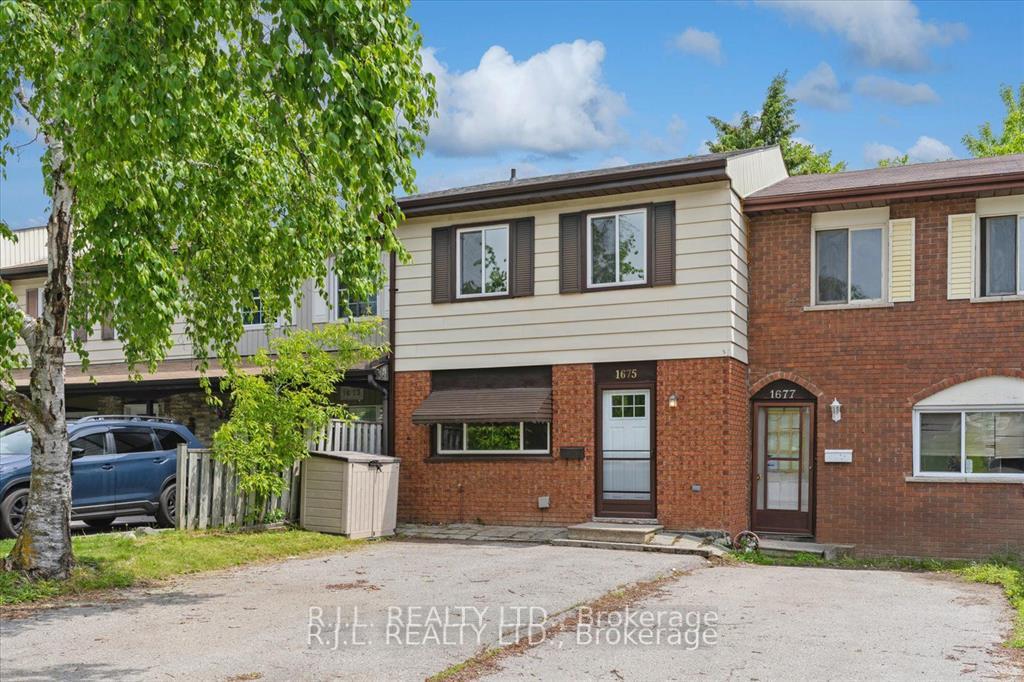 Photo 2 of 1675 Applewood Crescent, Peterborough, Monaghan Ward 2 — HOMEH