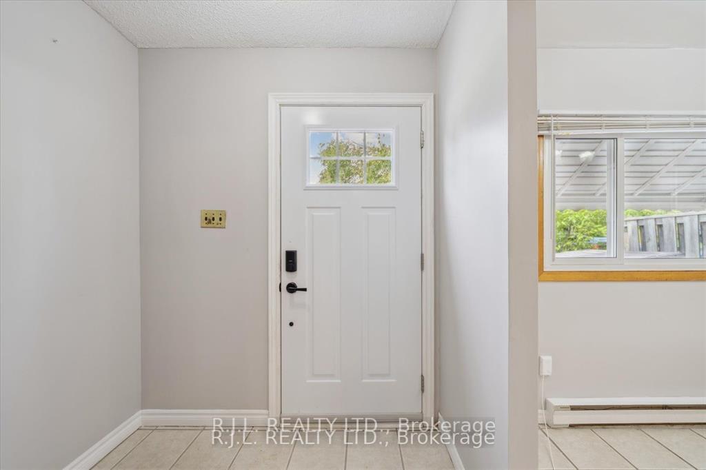Photo 3 of 1675 Applewood Crescent, Peterborough, Monaghan Ward 2 — HOMEH
