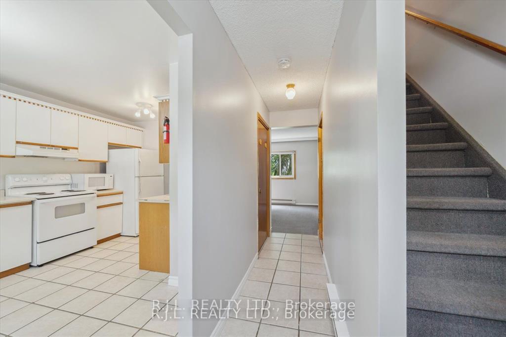 Photo 4 of 1675 Applewood Crescent, Peterborough, Monaghan Ward 2 — HOMEH