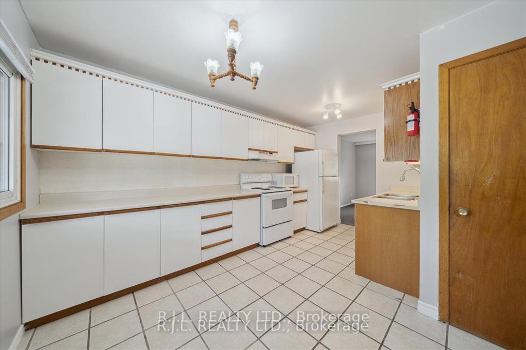 Photo 5 of 1675 Applewood Crescent, Peterborough, Monaghan Ward 2 — HOMEH
