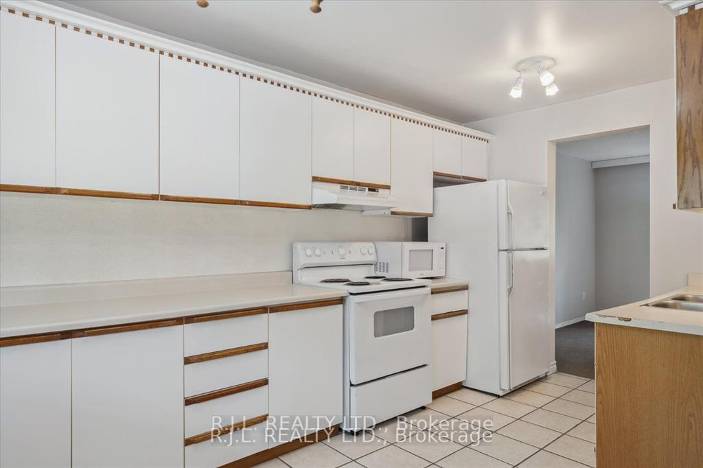 Photo 6 of 1675 Applewood Crescent, Peterborough, Monaghan Ward 2 — HOMEH