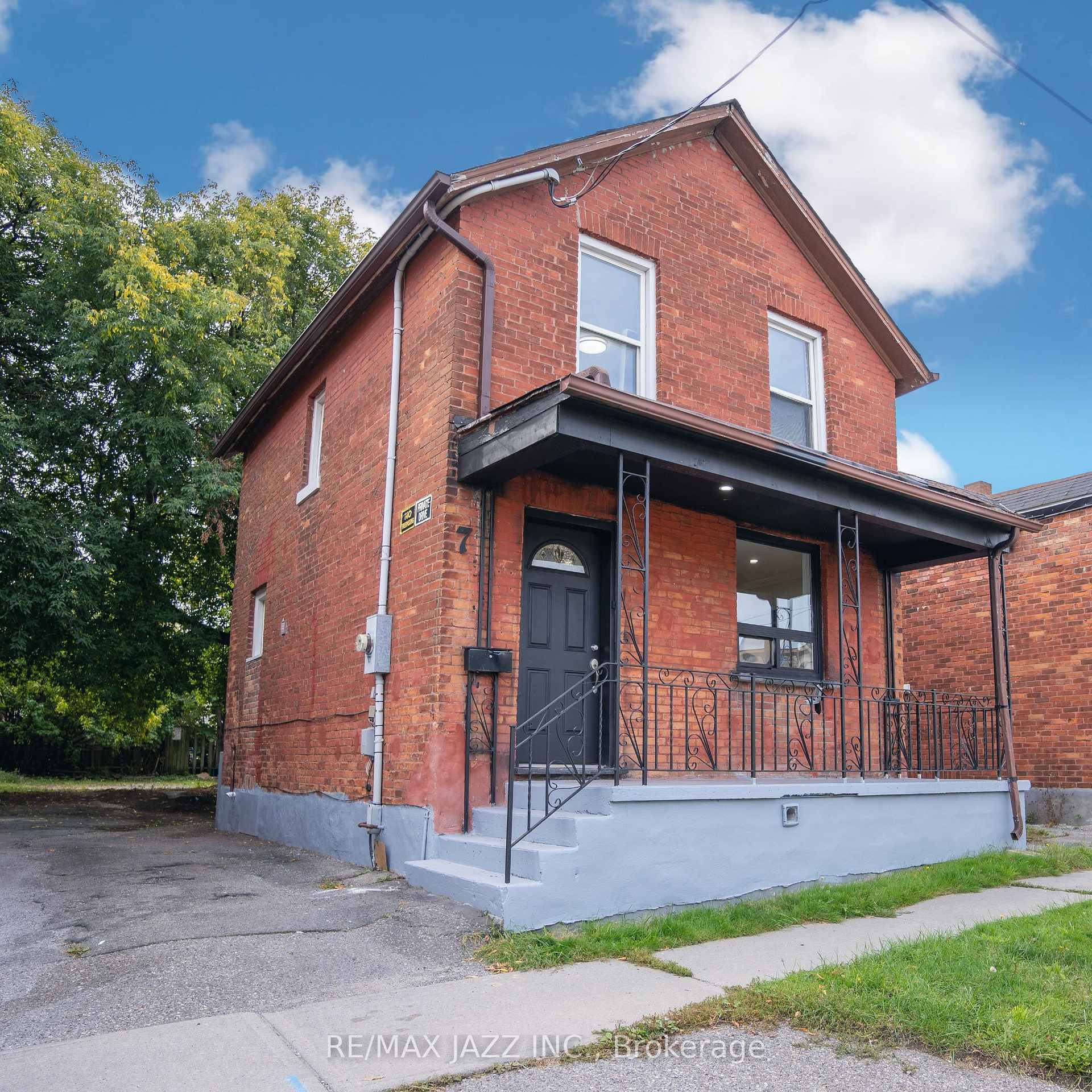 Front of 7 Maple Street