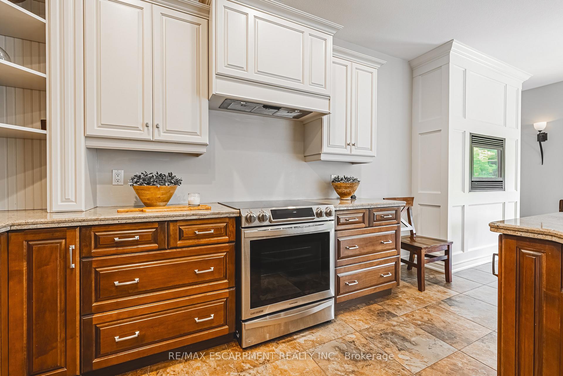 Photo 6 of 178 Brookhaven Court, Welland, West Welland — HOMEH