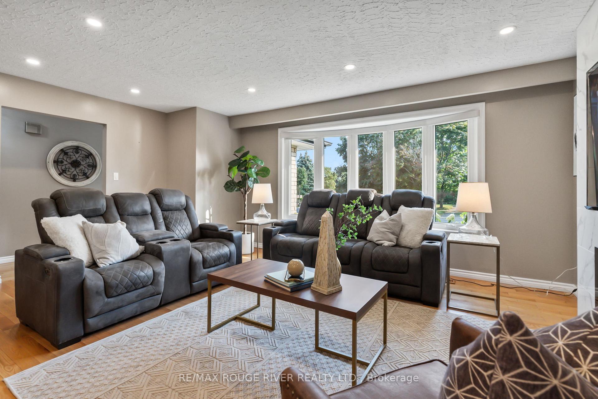 Photo 7 of 386 Hillcroft Street, Oshawa, O'Neill — HOMEH