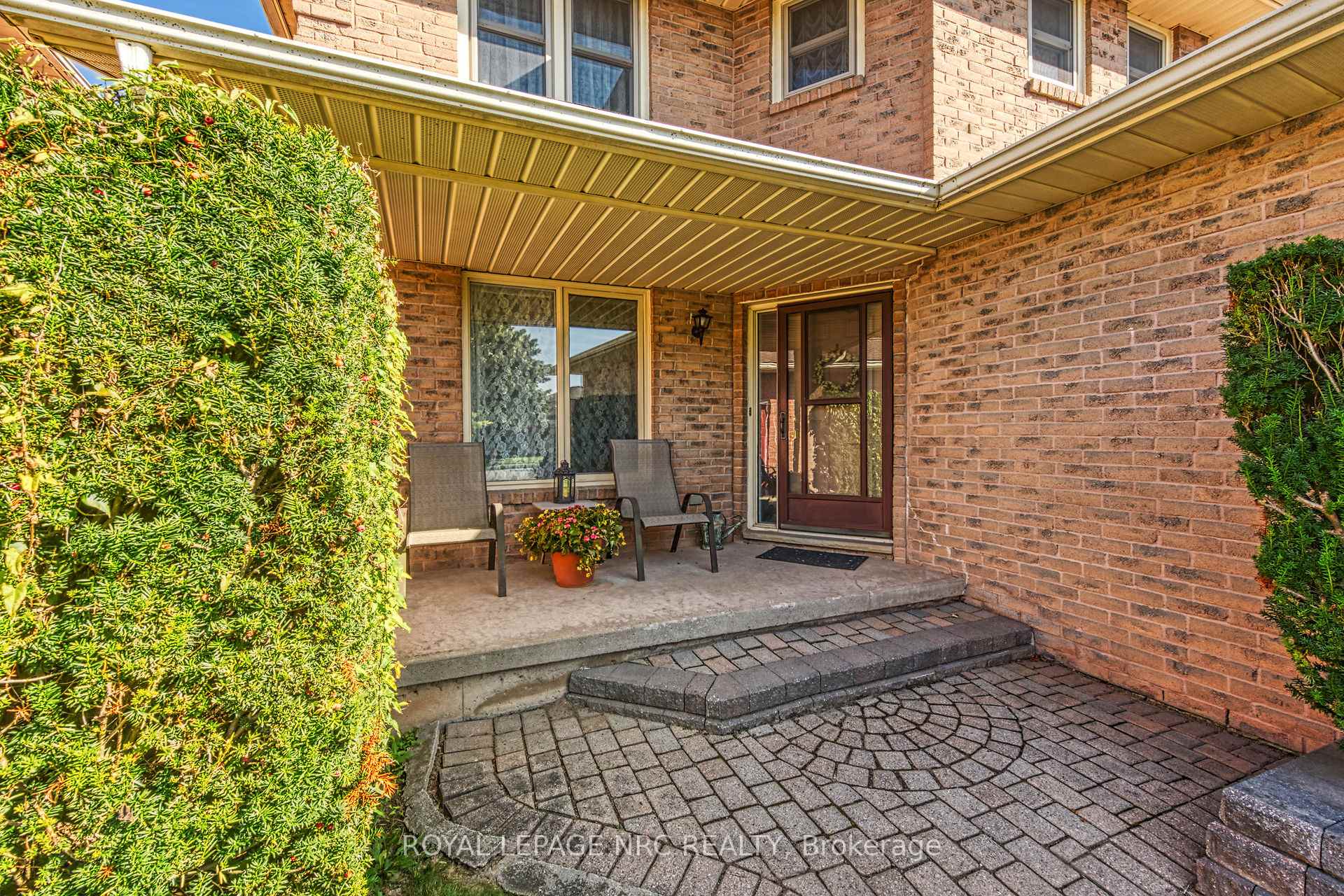 Photo 3 of 143 Briarsdale Crescent, Welland, N. Welland — HOMEH