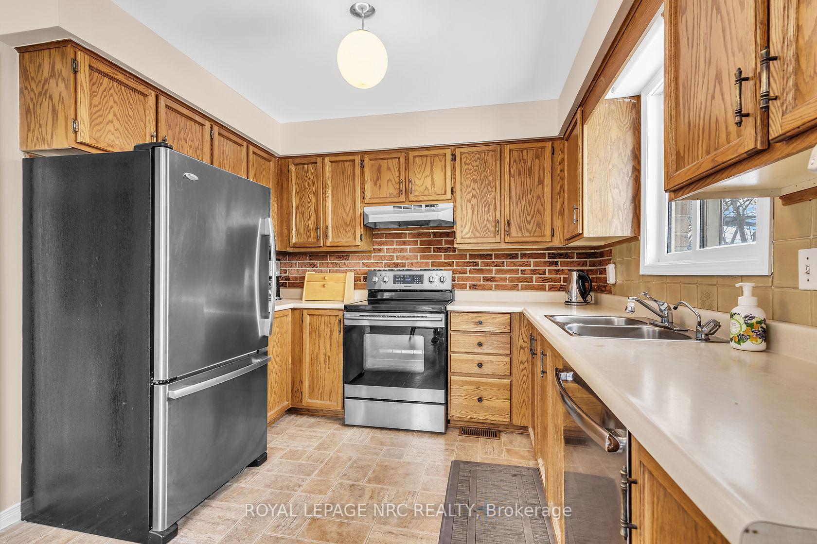 Photo 6 of 143 Briarsdale Crescent, Welland, N. Welland — HOMEH