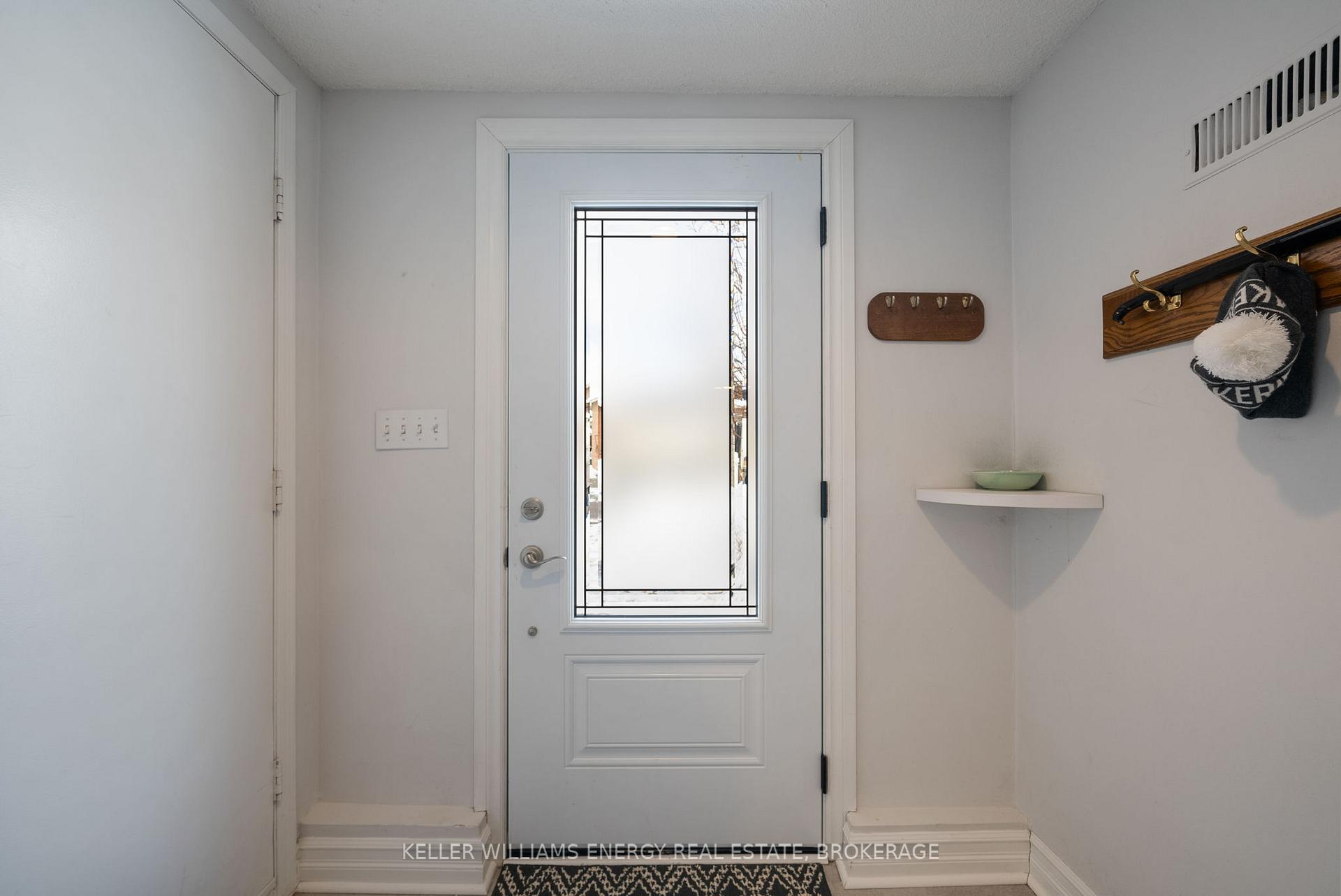 Photo 3 of 37 Limestone Crescent, Whitby, Pringle Creek — HOMEH