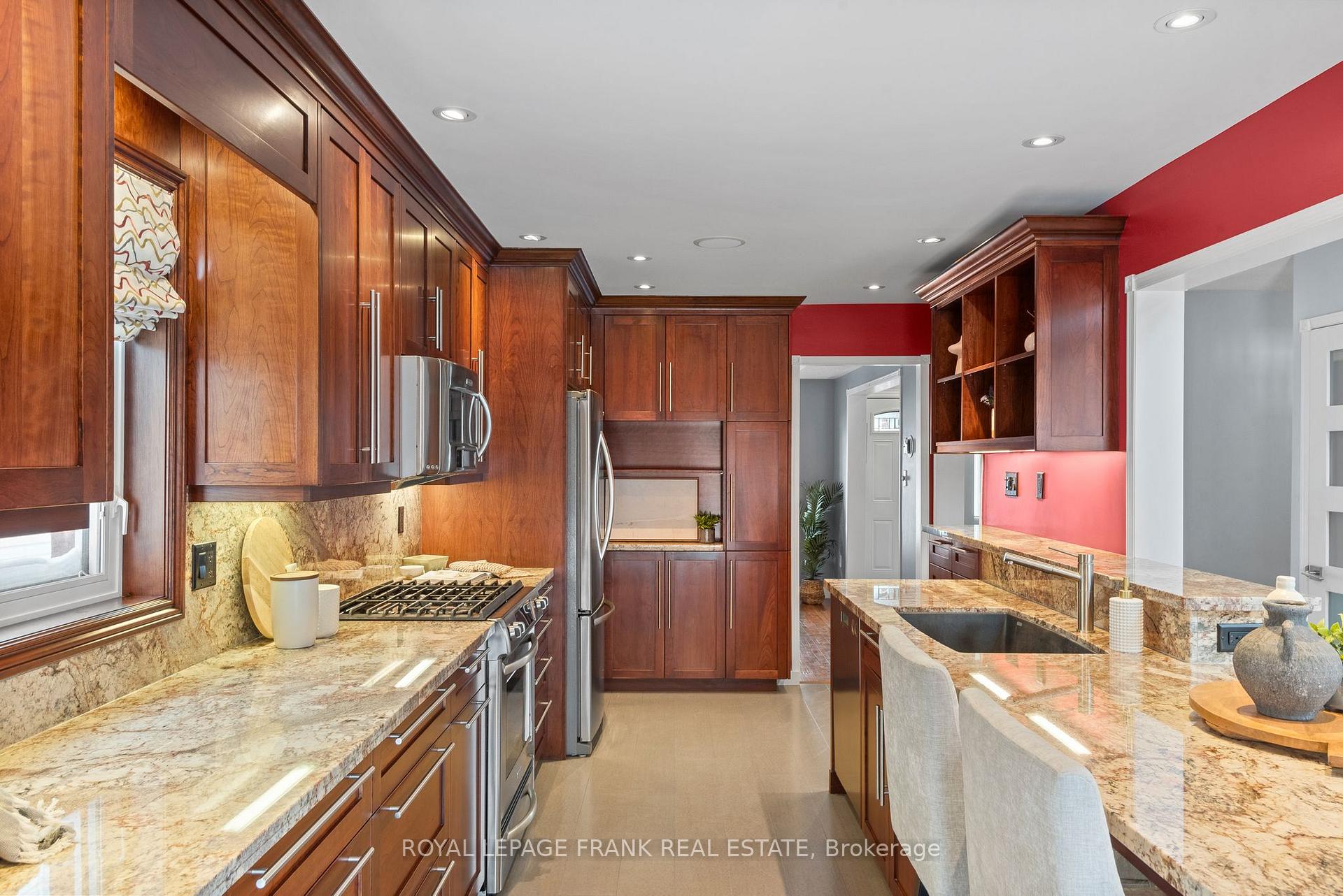Photo 13 of 32 Blackfriar Avenue, Whitby, Brooklin — HOMEH