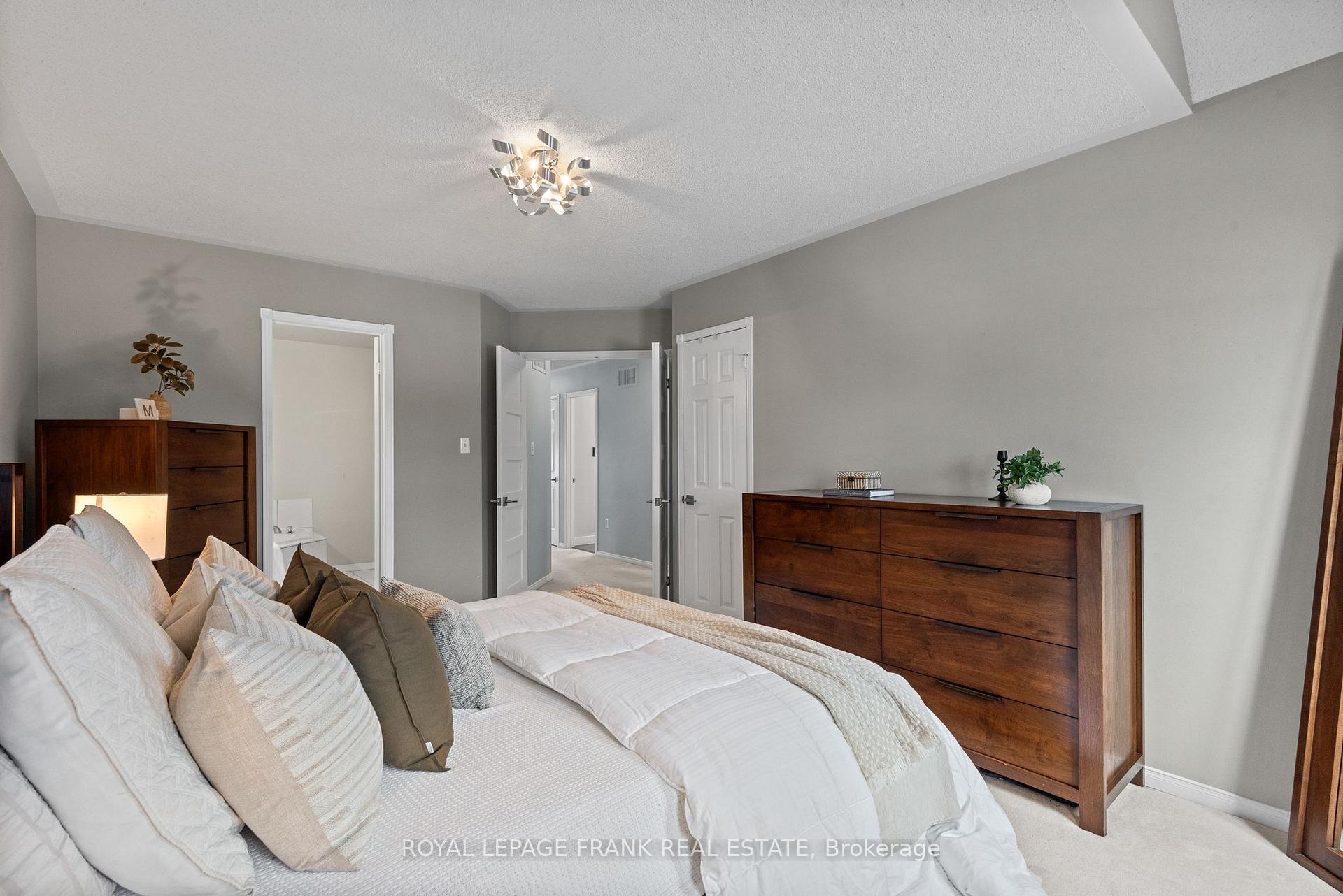 Photo 22 of 32 Blackfriar Avenue, Whitby, Brooklin — HOMEH