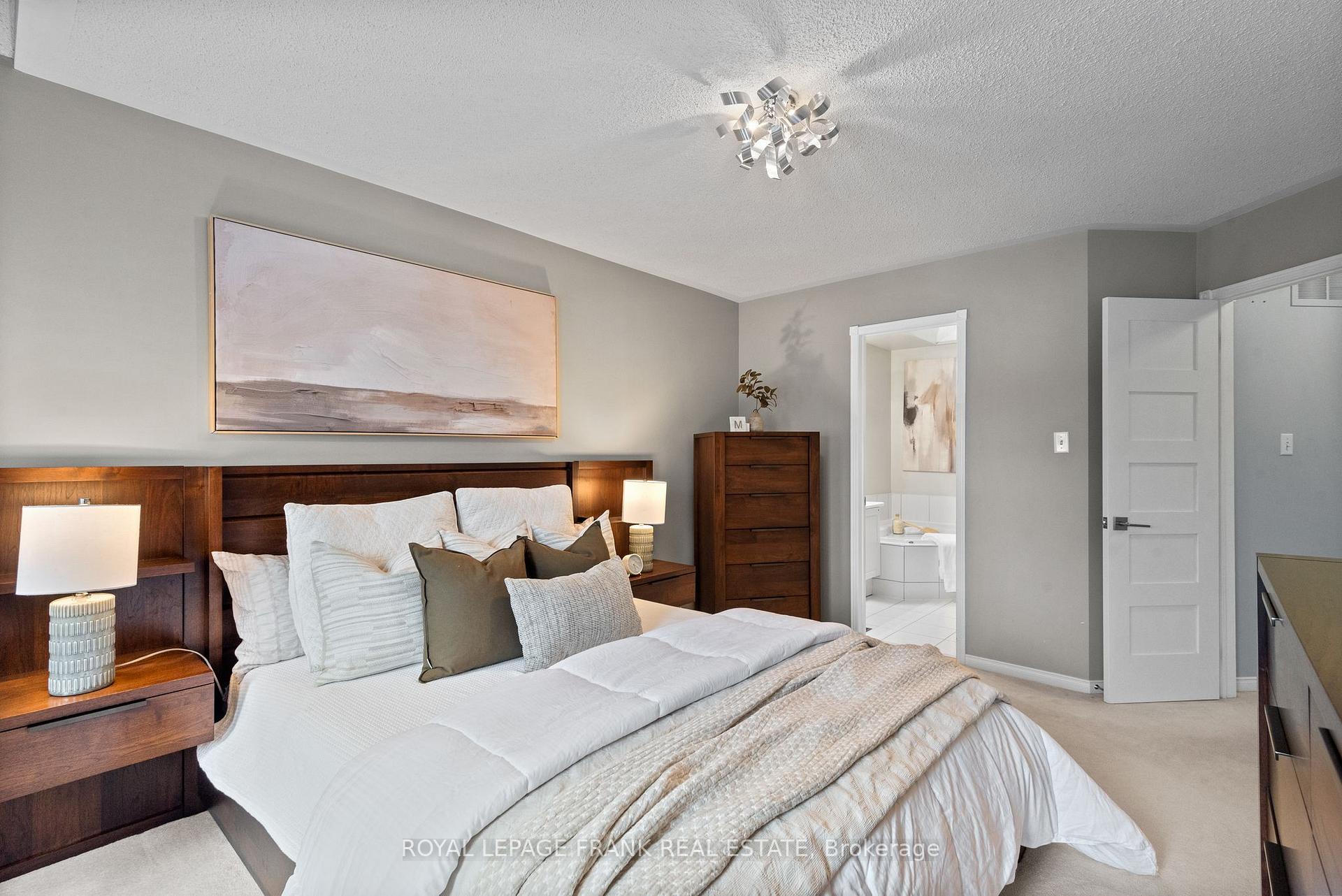 Photo 23 of 32 Blackfriar Avenue, Whitby, Brooklin — HOMEH