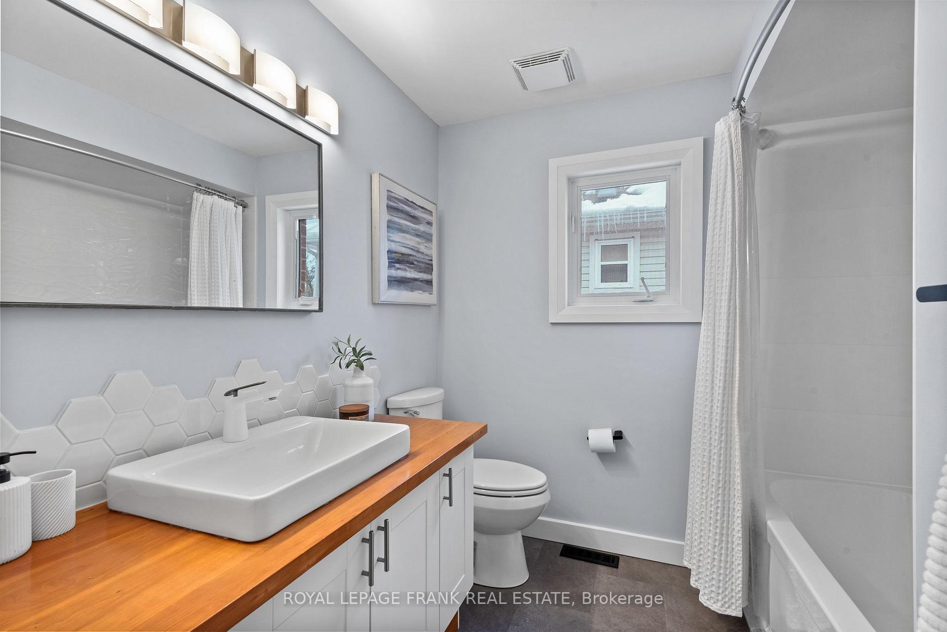 Photo 29 of 32 Blackfriar Avenue, Whitby, Brooklin — HOMEH