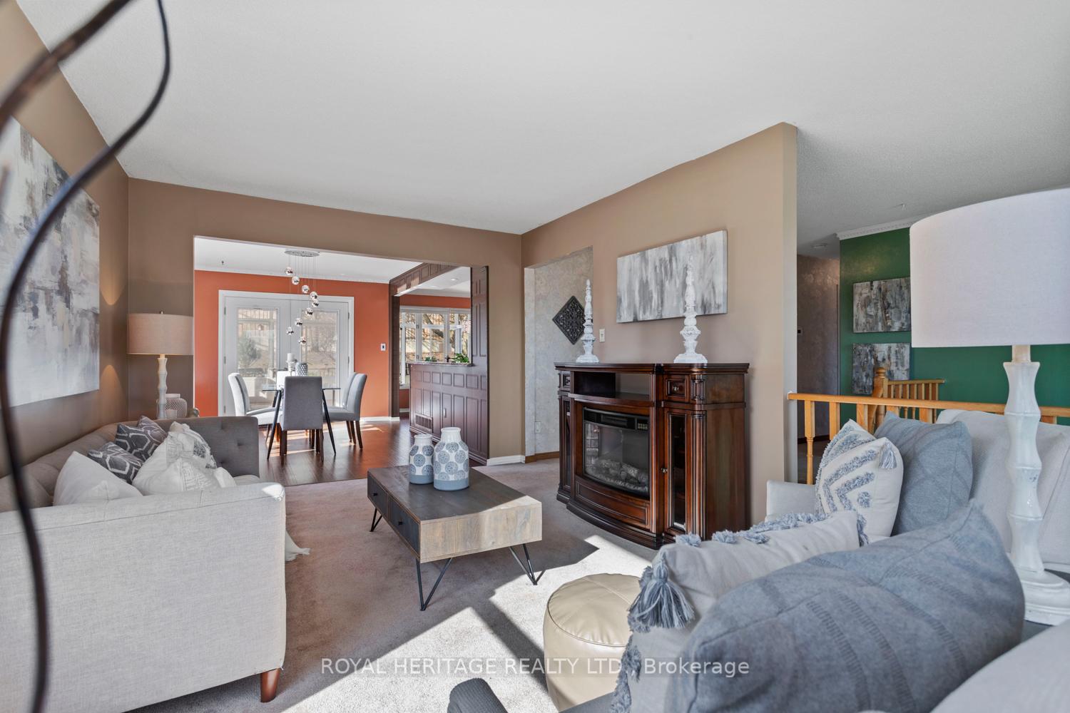 Photo 5 of 632 Dunrobin Court, Oshawa, McLaughlin — HOMEH