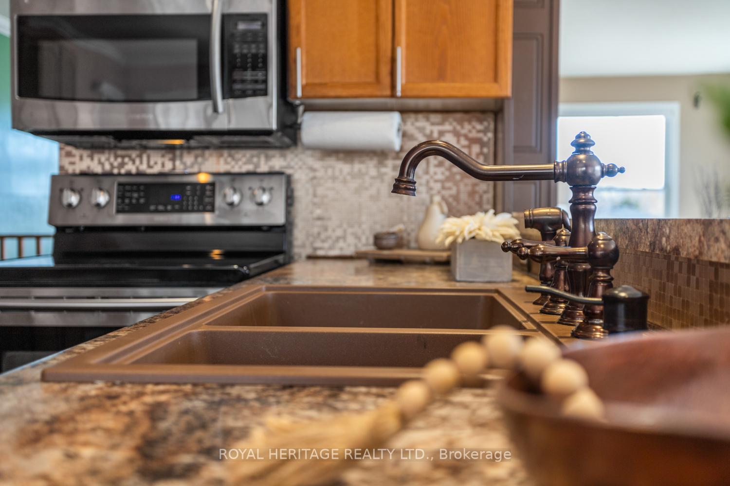 Photo 12 of 632 Dunrobin Court, Oshawa, McLaughlin — HOMEH