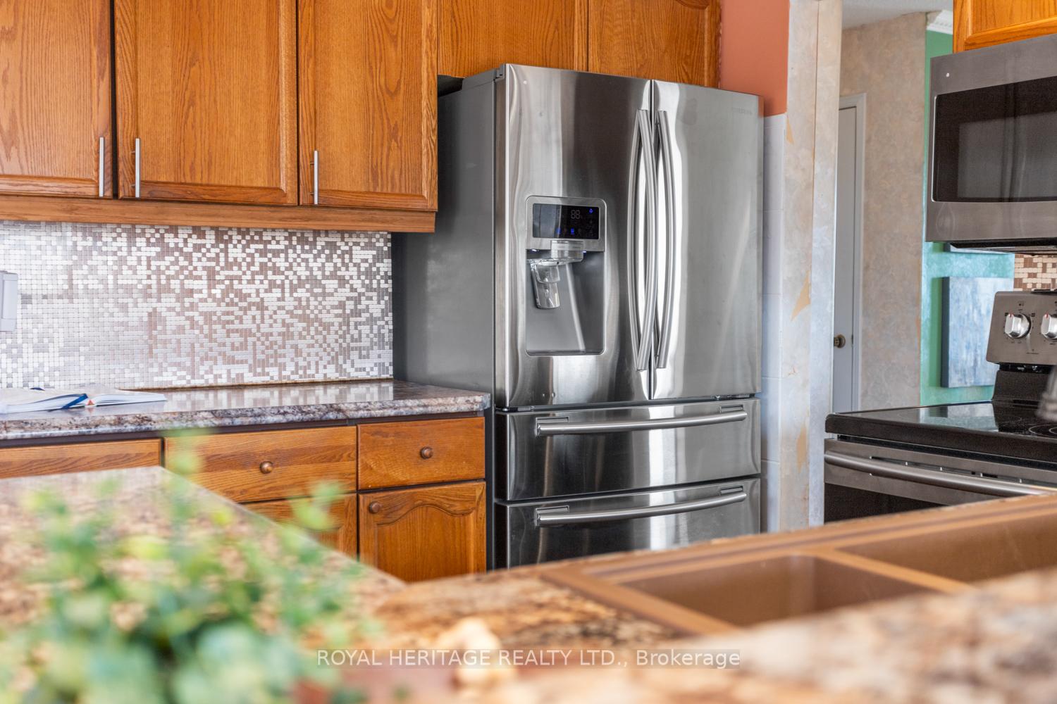 Photo 13 of 632 Dunrobin Court, Oshawa, McLaughlin — HOMEH