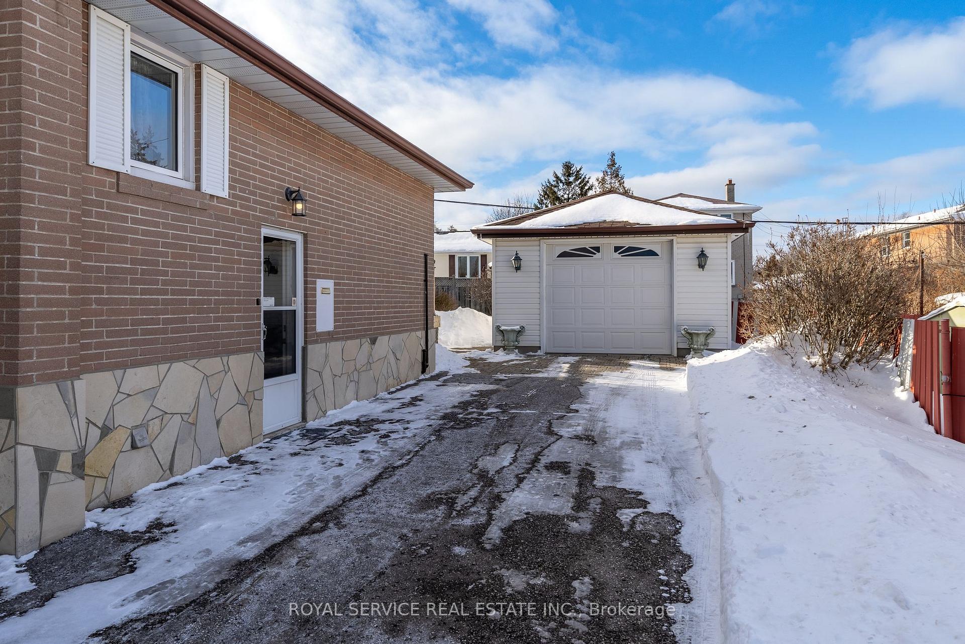 Photo 3 of 304 Jasper Avenue, Oshawa, Lakeview — HOMEH