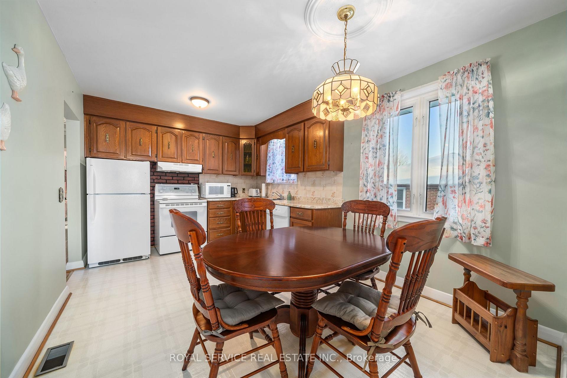 Photo 10 of 304 Jasper Avenue, Oshawa, Lakeview — HOMEH
