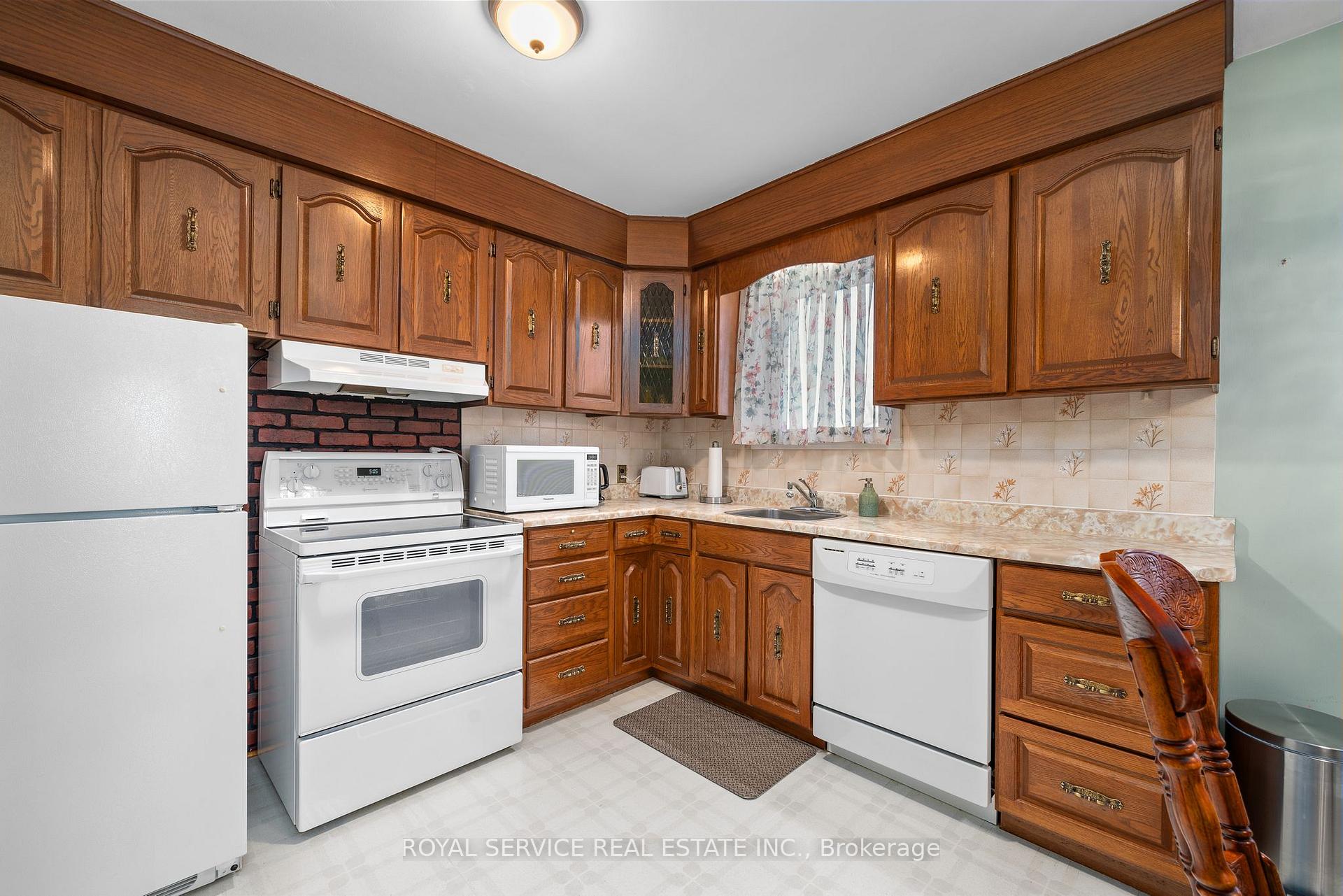 Photo 11 of 304 Jasper Avenue, Oshawa, Lakeview — HOMEH