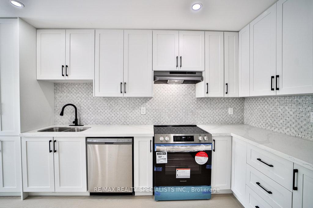 Photo 11 of 46 Adanac Drive, Whitby, Blue Grass Meadows — HOMEH