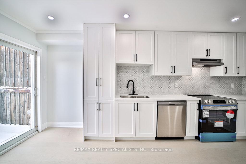 Photo 13 of 46 Adanac Drive, Whitby, Blue Grass Meadows — HOMEH