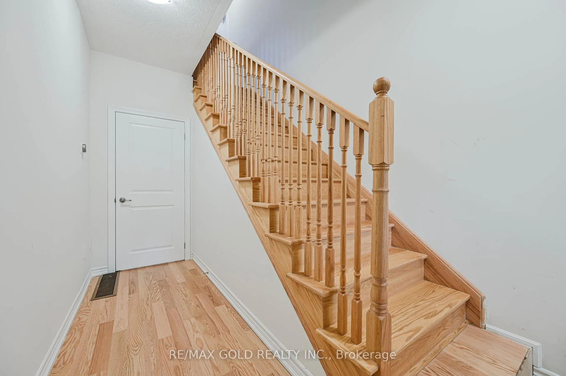 Photo 8 of 27 minnock Street, Caledon, Rural Caledon — HOMEH