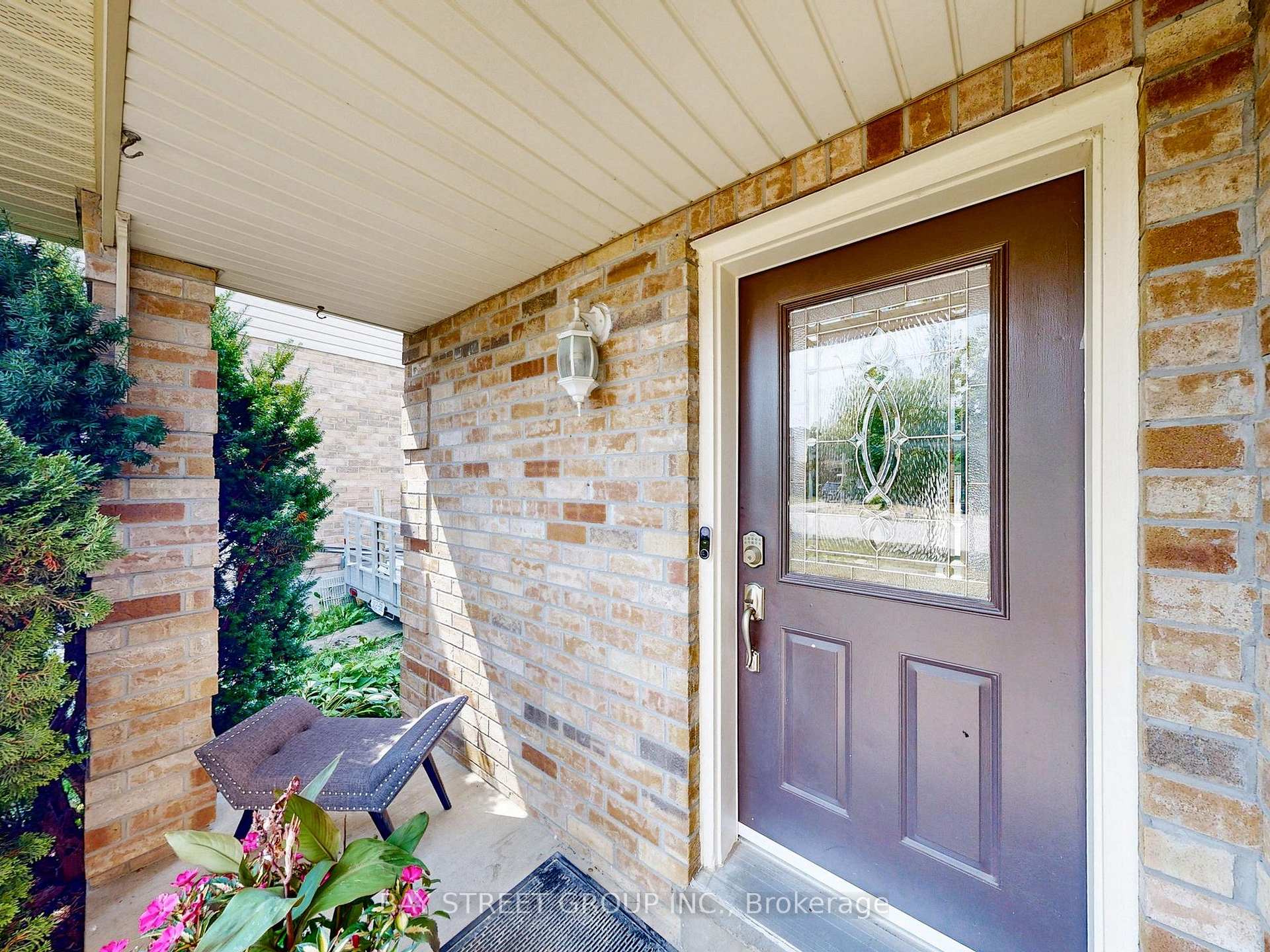 Photo 3 of 16 Bates Court, Barrie, Painswick North — HOMEH