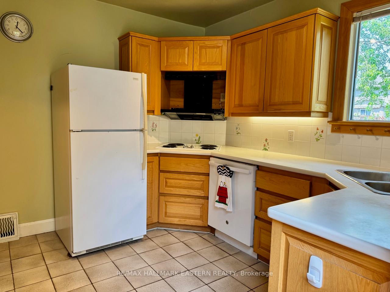Photo 6 of 232 Munroe Avenue, Peterborough, Ashburnham Ward 4 — HOMEH