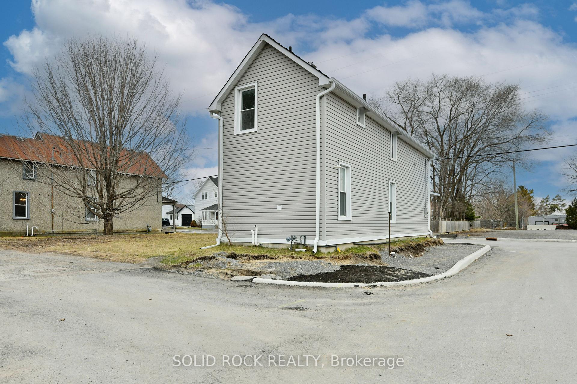Photo 5 of 82 Macdonald Street S, Arnprior — HOMEH