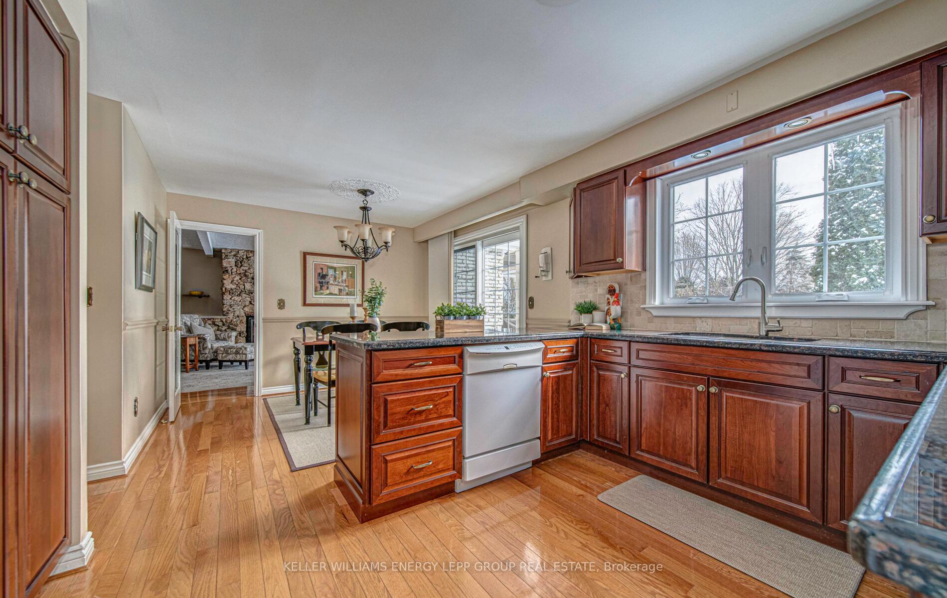 Photo 9 of 19 Glenlaura Crescent, Whitby, Rural Whitby — HOMEH