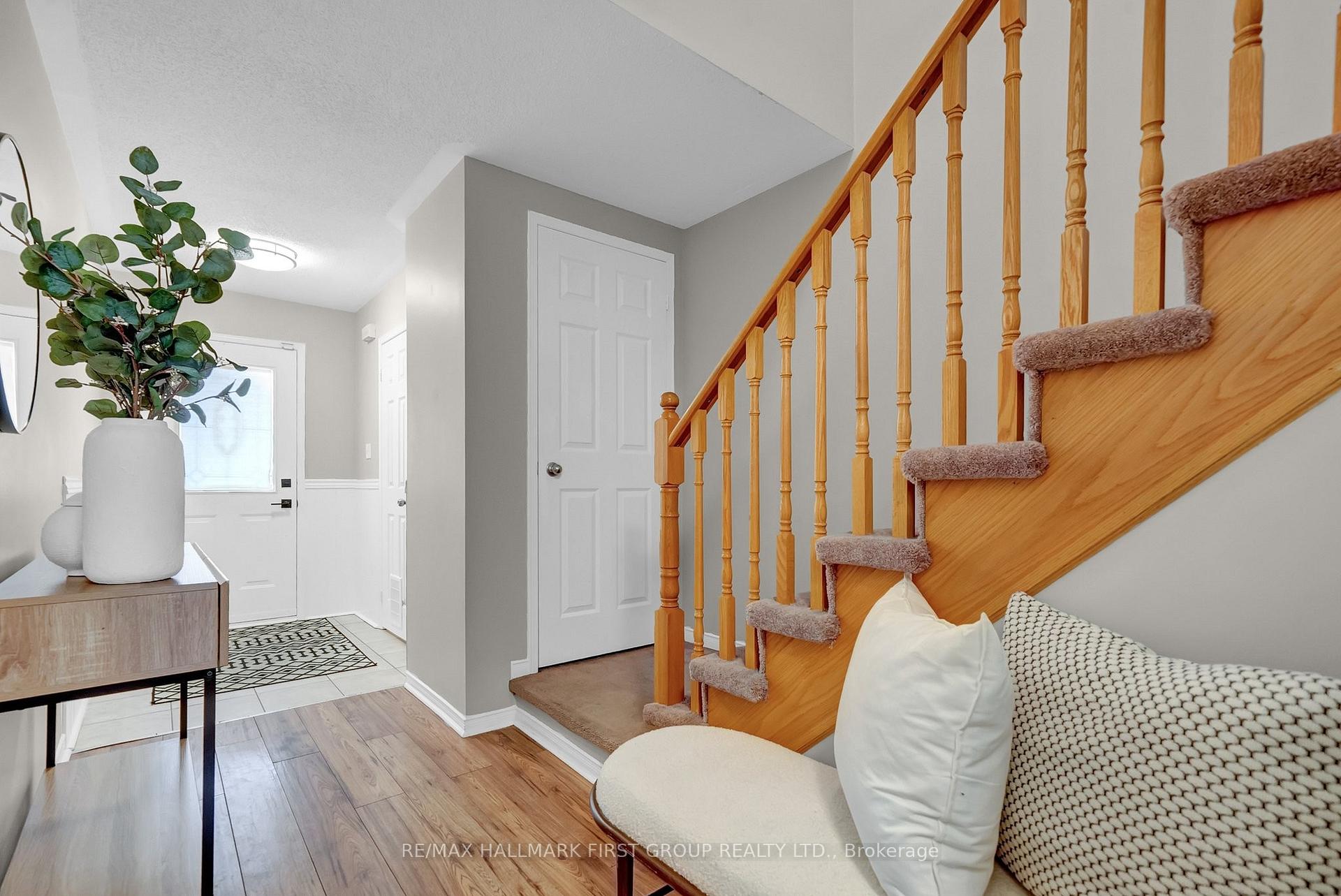 Photo 4 of 8 Rich Crescent, Whitby, Williamsburg — HOMEH