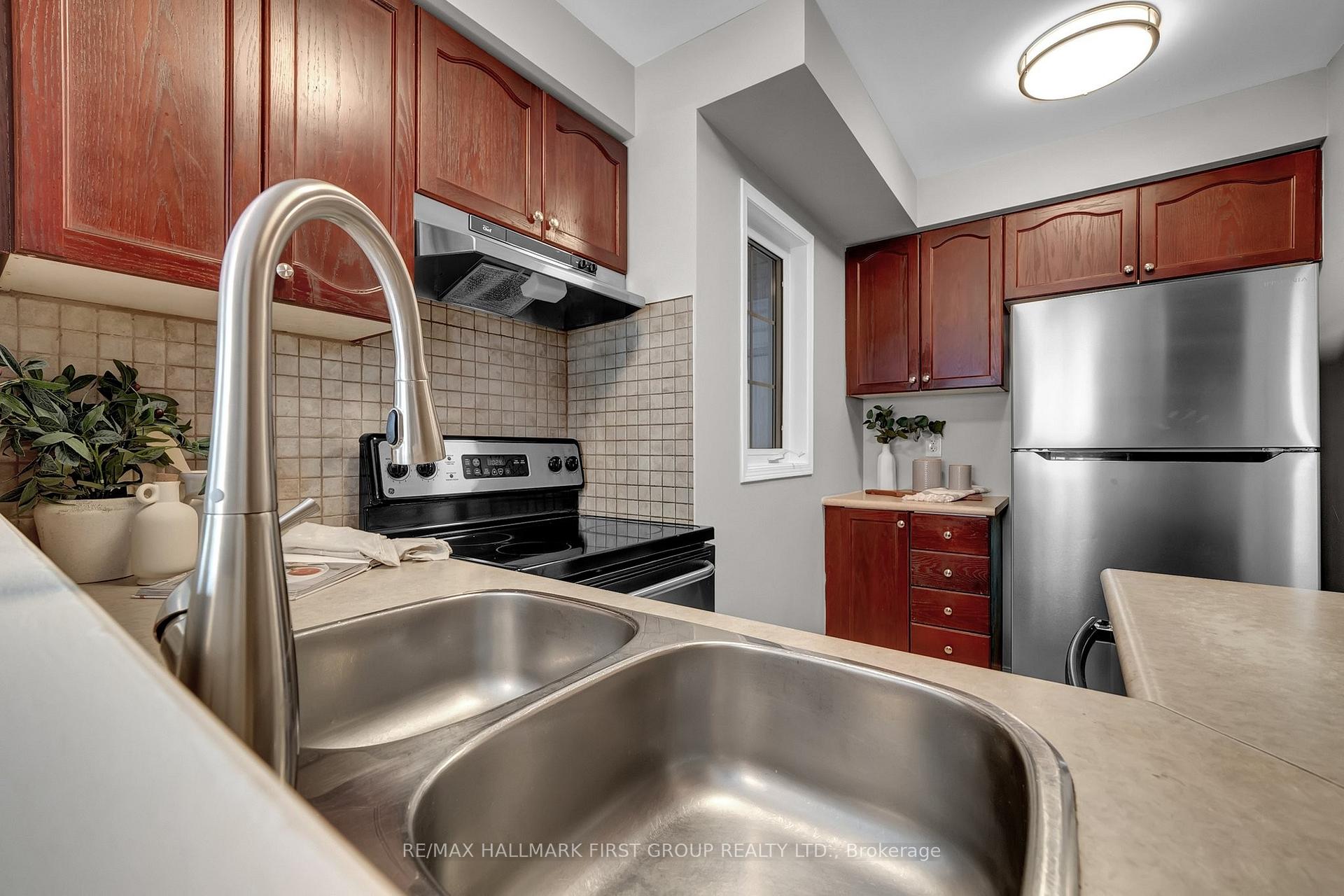 Photo 15 of 8 Rich Crescent, Whitby, Williamsburg — HOMEH
